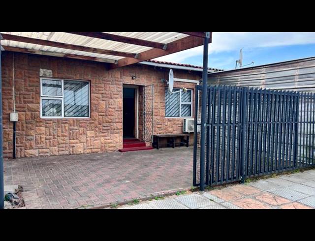 2 BEDROOM HOUSE FOR SALE IN SILVERTOWN